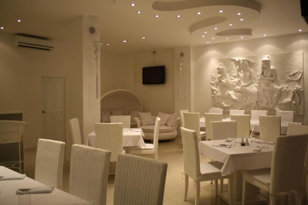 Santi White Hotel Phuket Buitenkant foto