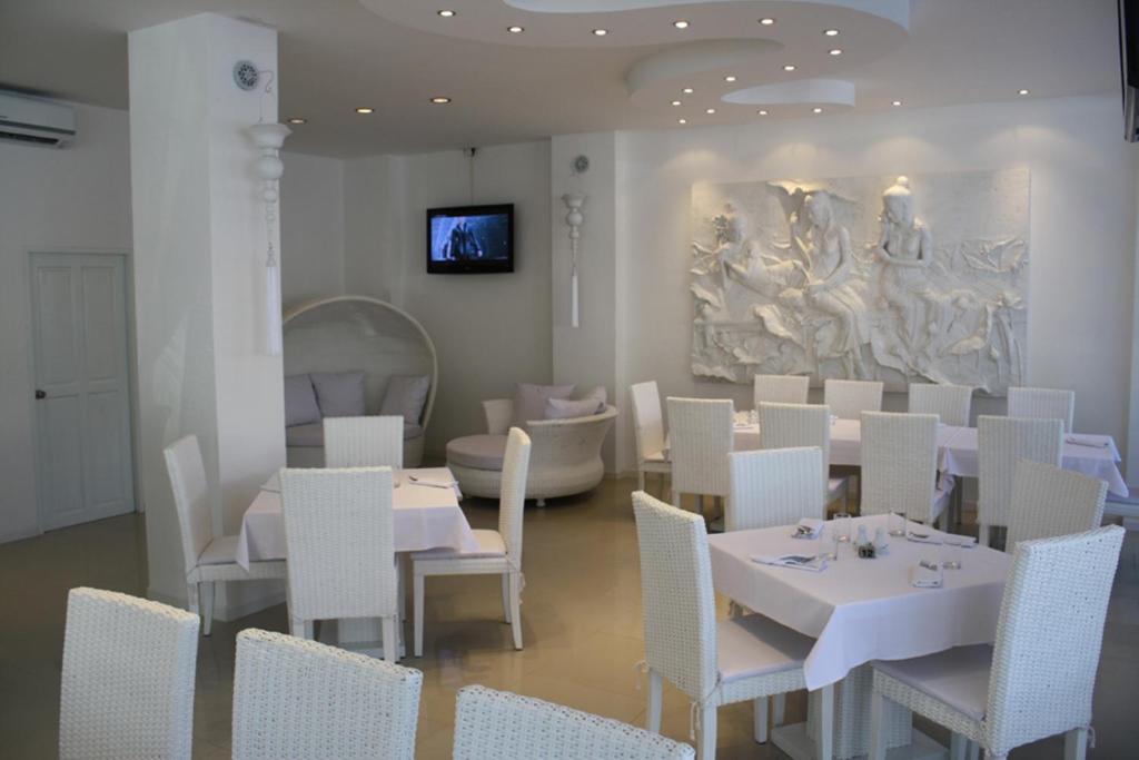 Santi White Hotel Phuket Buitenkant foto