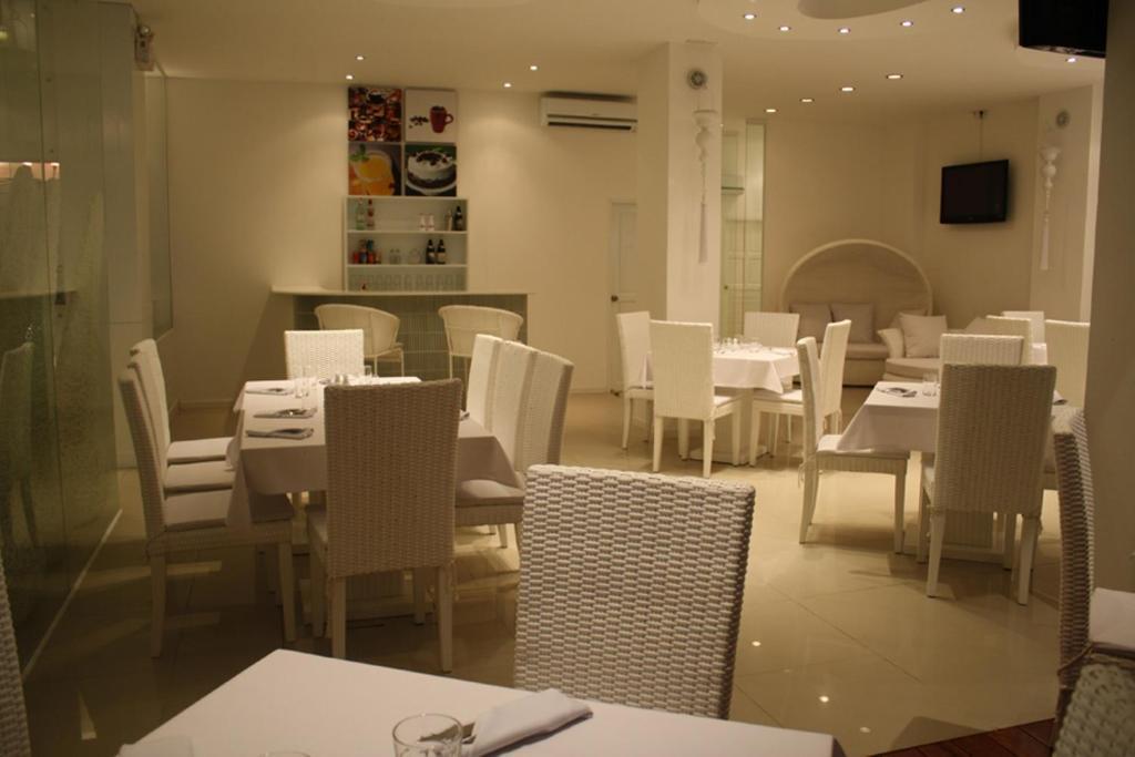 Santi White Hotel Phuket Buitenkant foto