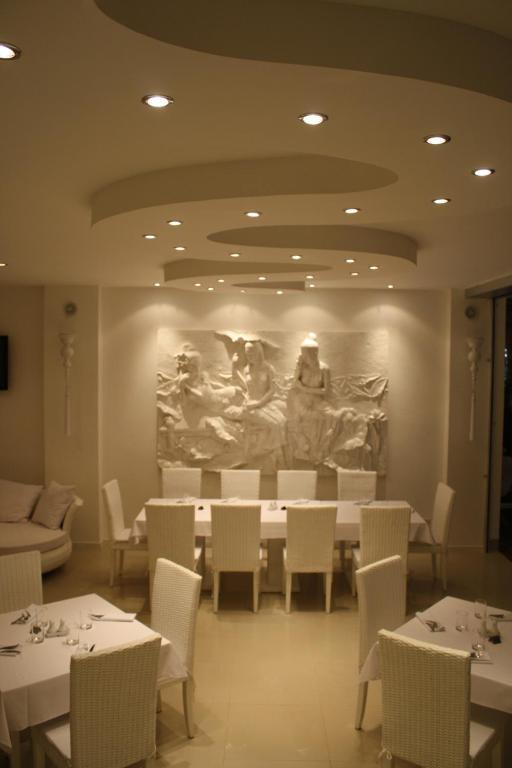 Santi White Hotel Phuket Buitenkant foto