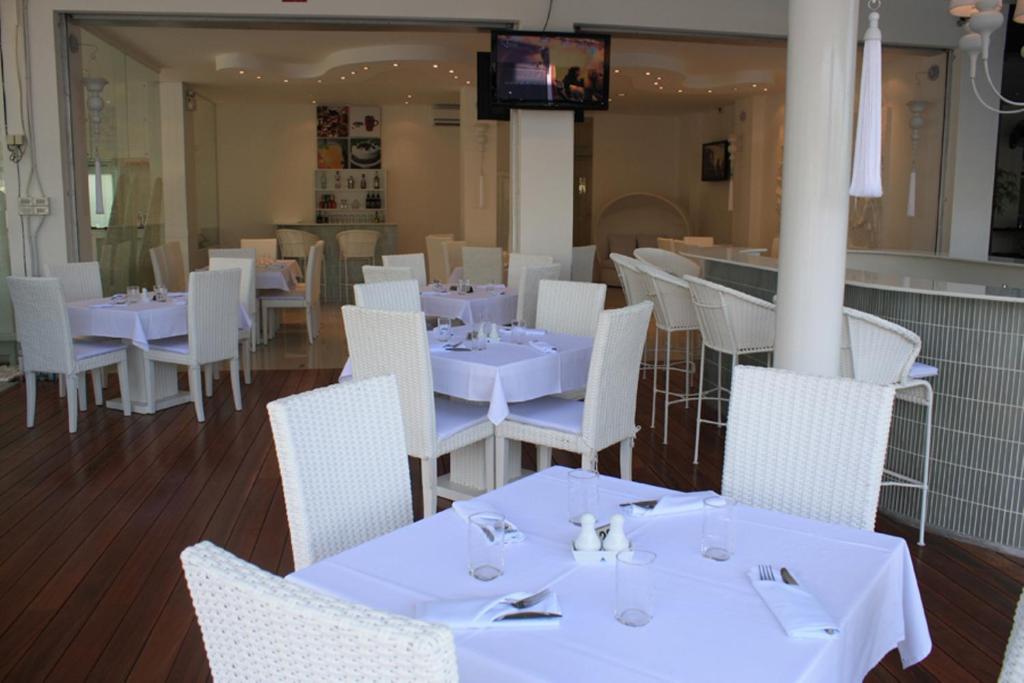 Santi White Hotel Phuket Buitenkant foto
