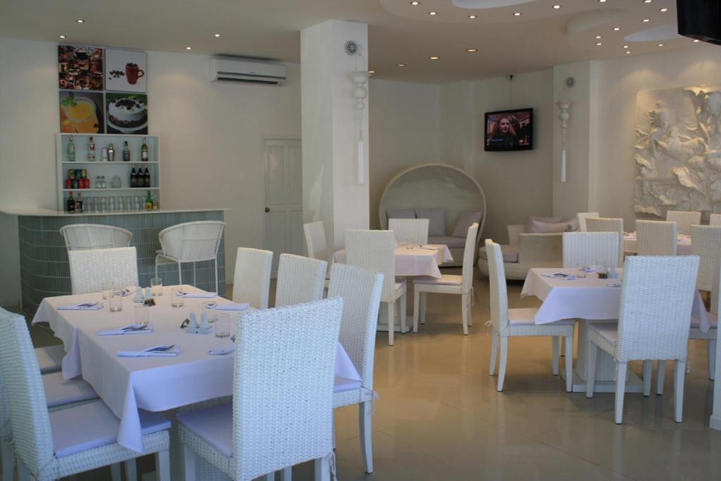 Santi White Hotel Phuket Buitenkant foto
