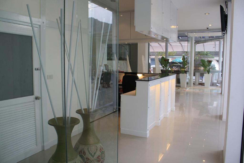 Santi White Hotel Phuket Buitenkant foto