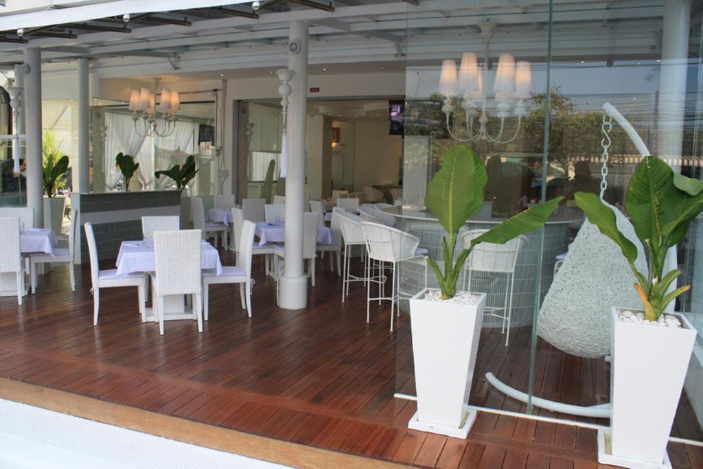 Santi White Hotel Phuket Buitenkant foto