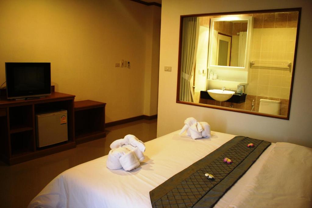 Santi White Hotel Phuket Buitenkant foto